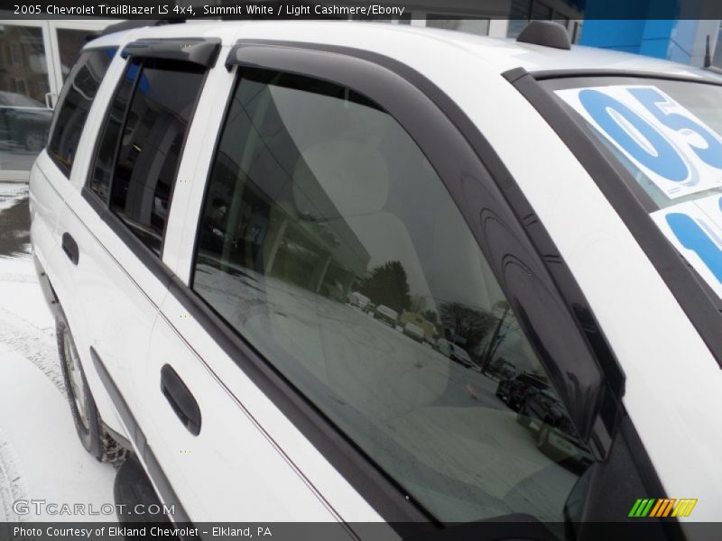 Summit White / Light Cashmere/Ebony 2005 Chevrolet TrailBlazer LS 4x4