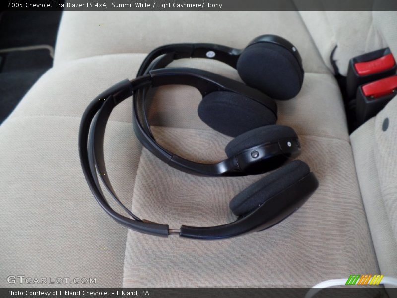 Summit White / Light Cashmere/Ebony 2005 Chevrolet TrailBlazer LS 4x4