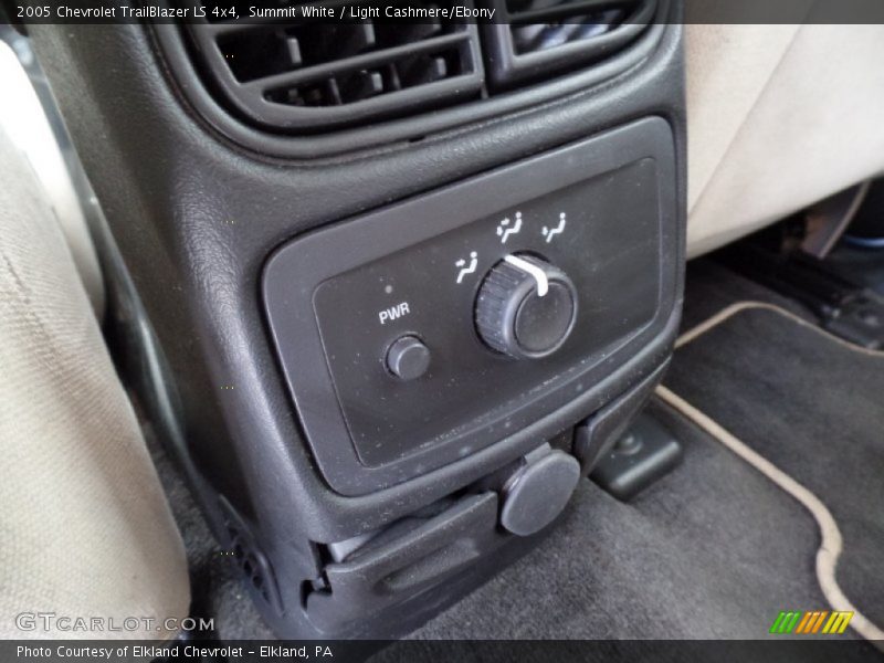 Summit White / Light Cashmere/Ebony 2005 Chevrolet TrailBlazer LS 4x4