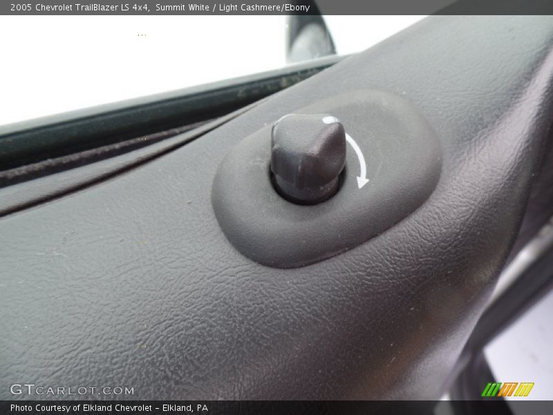 Summit White / Light Cashmere/Ebony 2005 Chevrolet TrailBlazer LS 4x4