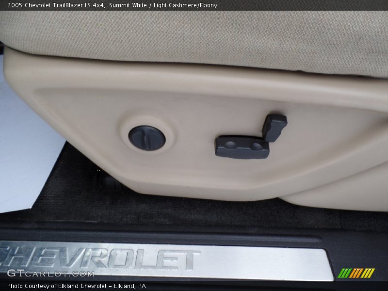 Summit White / Light Cashmere/Ebony 2005 Chevrolet TrailBlazer LS 4x4