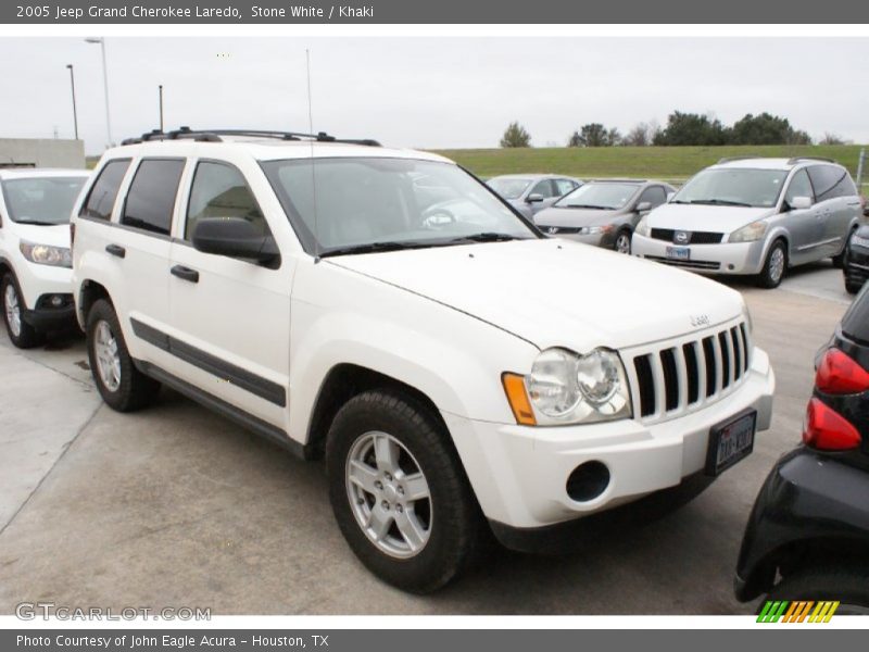 Front 3/4 View of 2005 Grand Cherokee Laredo
