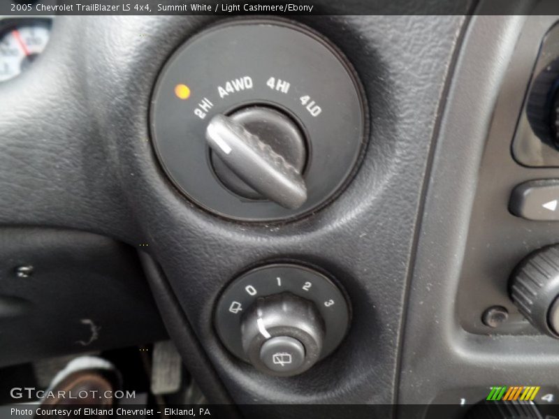 Summit White / Light Cashmere/Ebony 2005 Chevrolet TrailBlazer LS 4x4