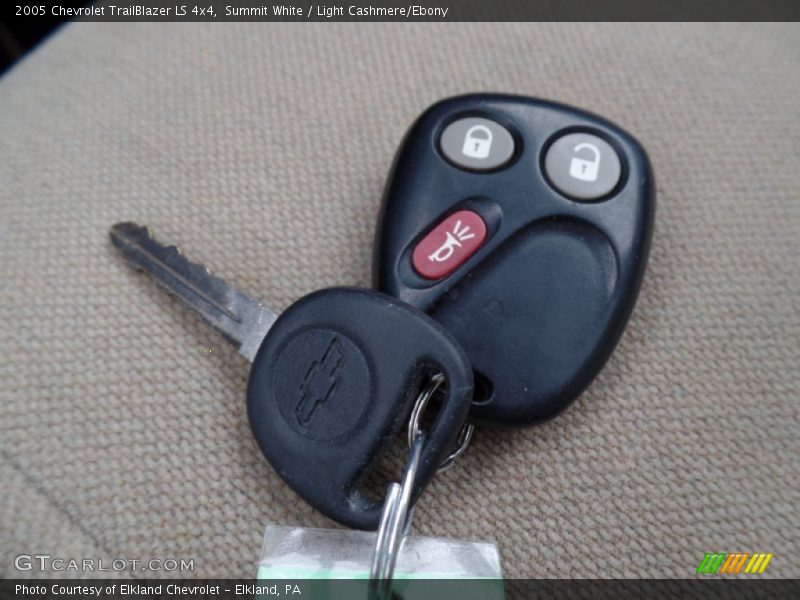 Summit White / Light Cashmere/Ebony 2005 Chevrolet TrailBlazer LS 4x4