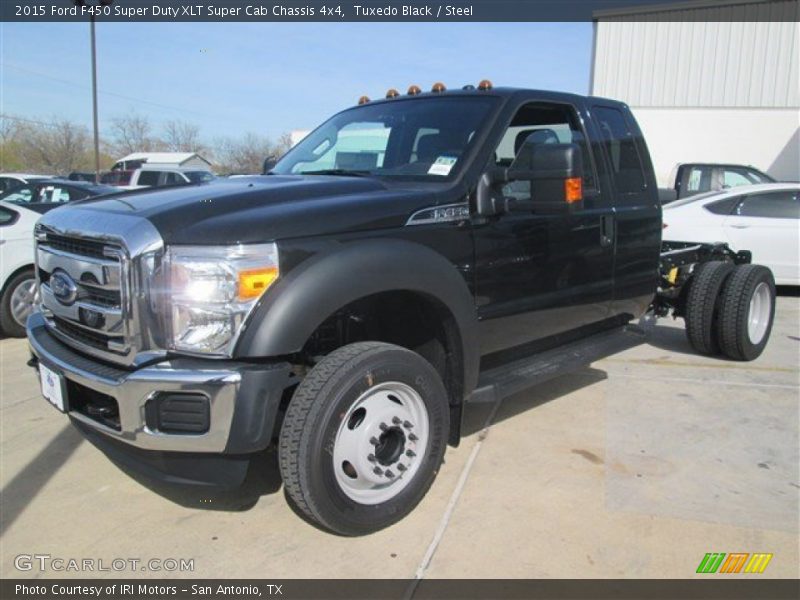 Front 3/4 View of 2015 F450 Super Duty XLT Super Cab Chassis 4x4