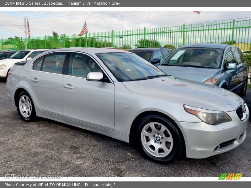 Front 3/4 View of 2004 5 Series 525i Sedan