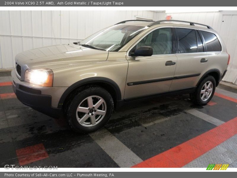 Front 3/4 View of 2004 XC90 2.5T AWD
