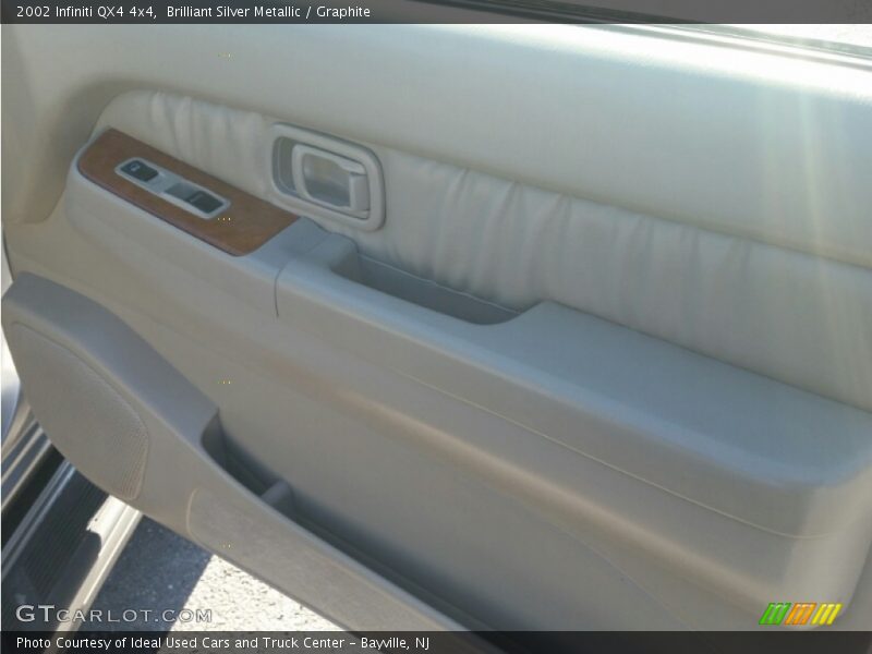 Brilliant Silver Metallic / Graphite 2002 Infiniti QX4 4x4