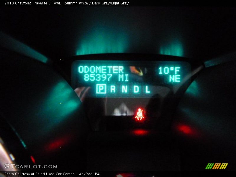 Summit White / Dark Gray/Light Gray 2010 Chevrolet Traverse LT AWD