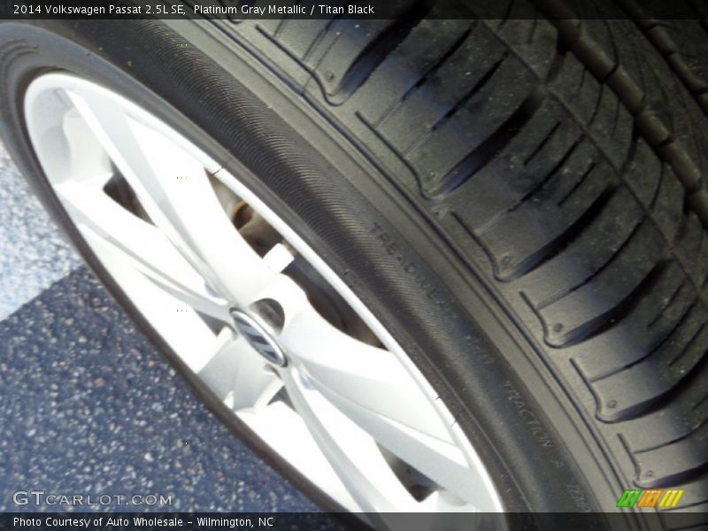 Platinum Gray Metallic / Titan Black 2014 Volkswagen Passat 2.5L SE