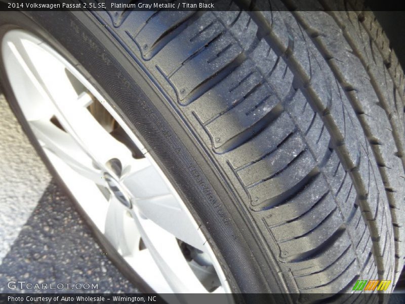 Platinum Gray Metallic / Titan Black 2014 Volkswagen Passat 2.5L SE