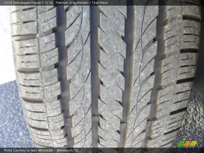 Platinum Gray Metallic / Titan Black 2014 Volkswagen Passat 2.5L SE