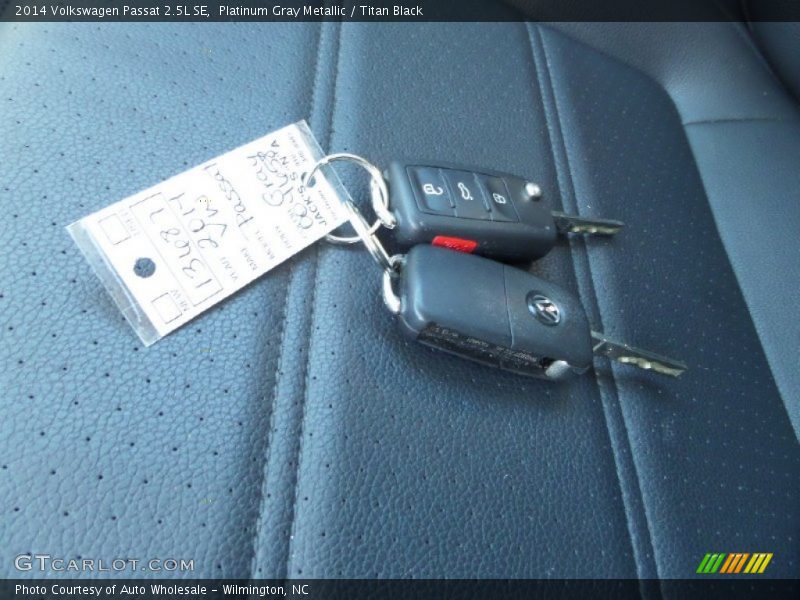 Platinum Gray Metallic / Titan Black 2014 Volkswagen Passat 2.5L SE