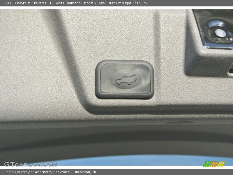 White Diamond Tricoat / Dark Titanium/Light Titanium 2015 Chevrolet Traverse LT