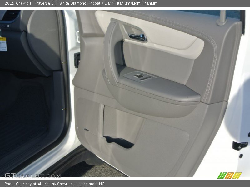 White Diamond Tricoat / Dark Titanium/Light Titanium 2015 Chevrolet Traverse LT
