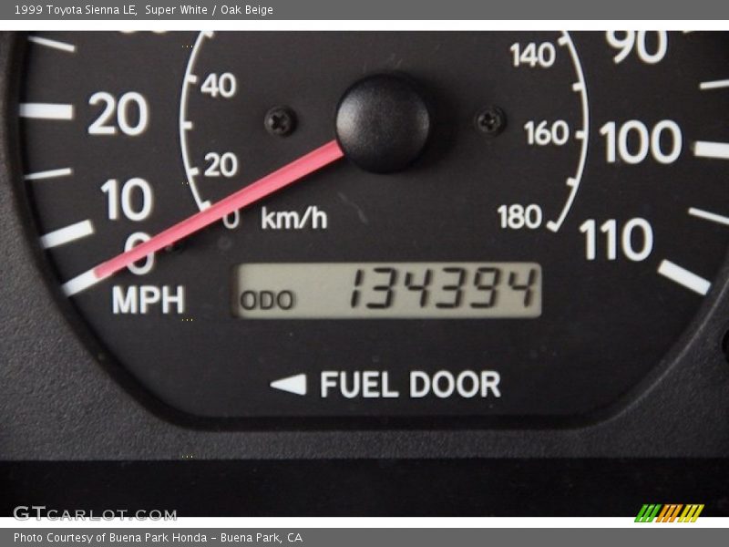 Super White / Oak Beige 1999 Toyota Sienna LE