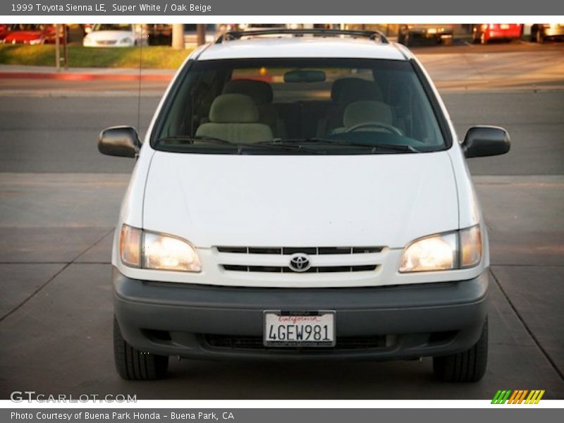 Super White / Oak Beige 1999 Toyota Sienna LE