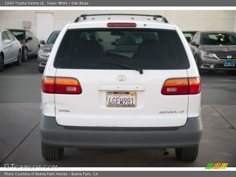 Super White / Oak Beige 1999 Toyota Sienna LE