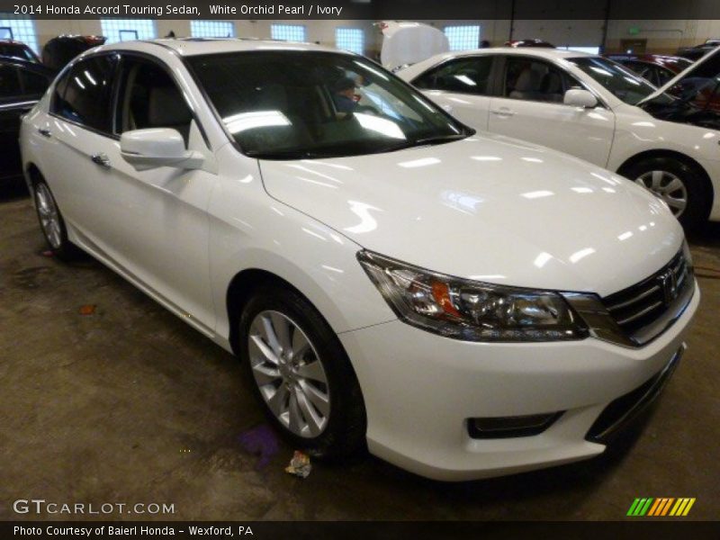 Front 3/4 View of 2014 Accord Touring Sedan