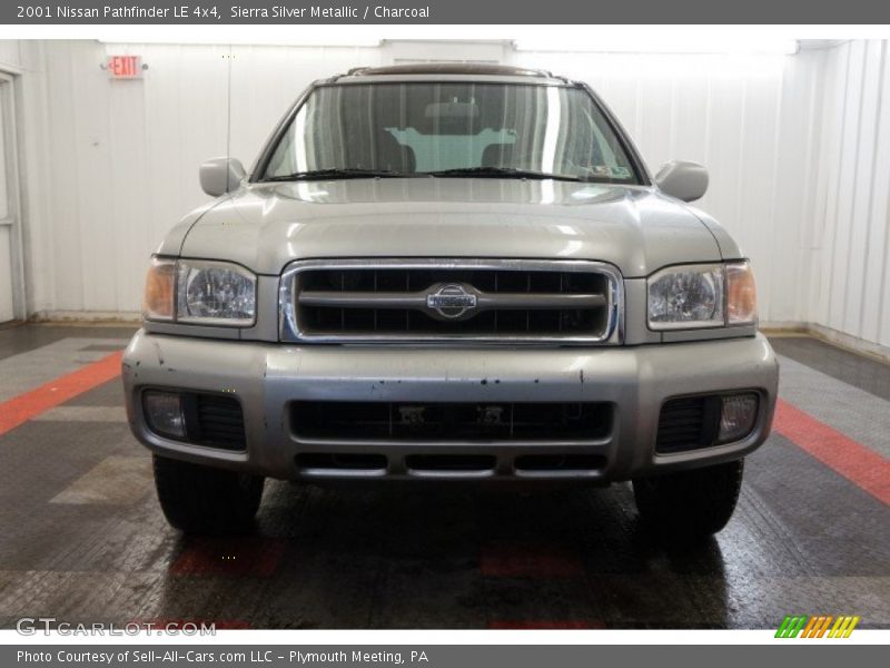 Sierra Silver Metallic / Charcoal 2001 Nissan Pathfinder LE 4x4