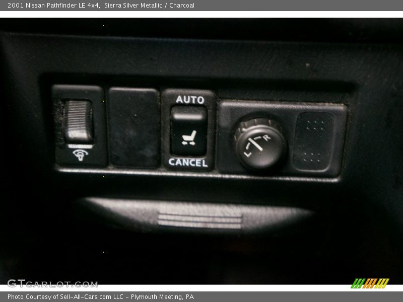Sierra Silver Metallic / Charcoal 2001 Nissan Pathfinder LE 4x4