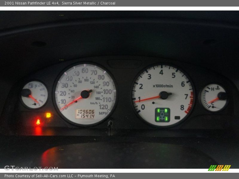Sierra Silver Metallic / Charcoal 2001 Nissan Pathfinder LE 4x4
