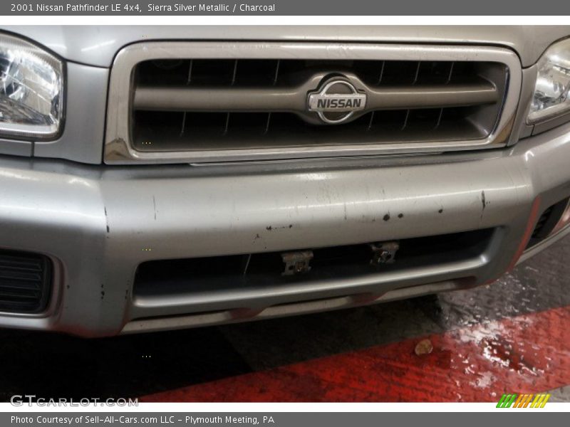 Sierra Silver Metallic / Charcoal 2001 Nissan Pathfinder LE 4x4