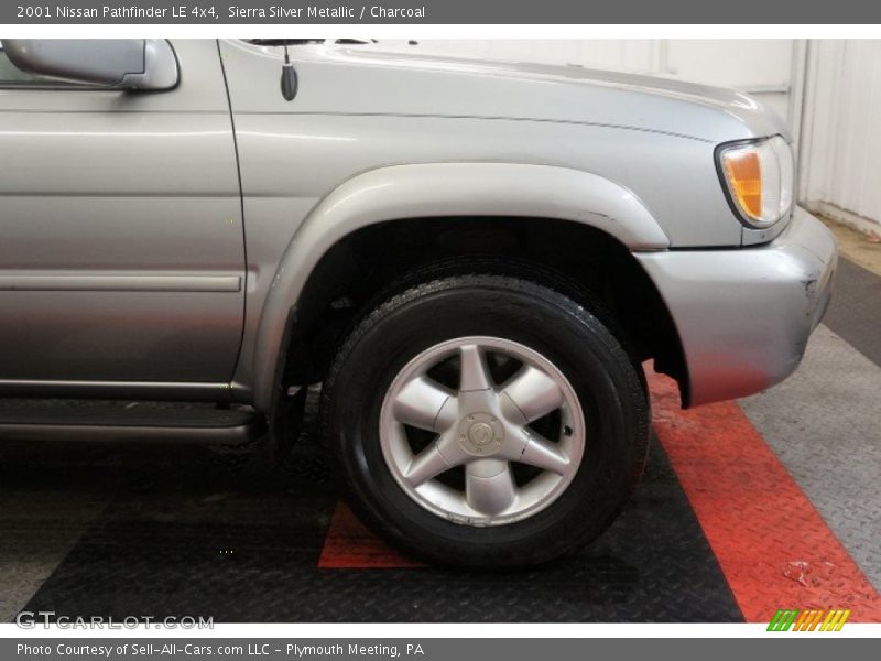 Sierra Silver Metallic / Charcoal 2001 Nissan Pathfinder LE 4x4
