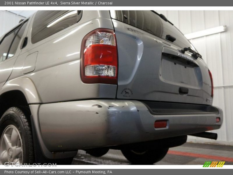Sierra Silver Metallic / Charcoal 2001 Nissan Pathfinder LE 4x4