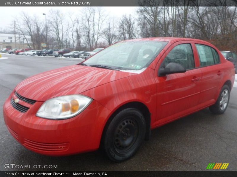 Victory Red / Gray 2005 Chevrolet Cobalt Sedan