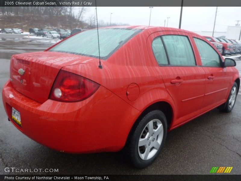 Victory Red / Gray 2005 Chevrolet Cobalt Sedan