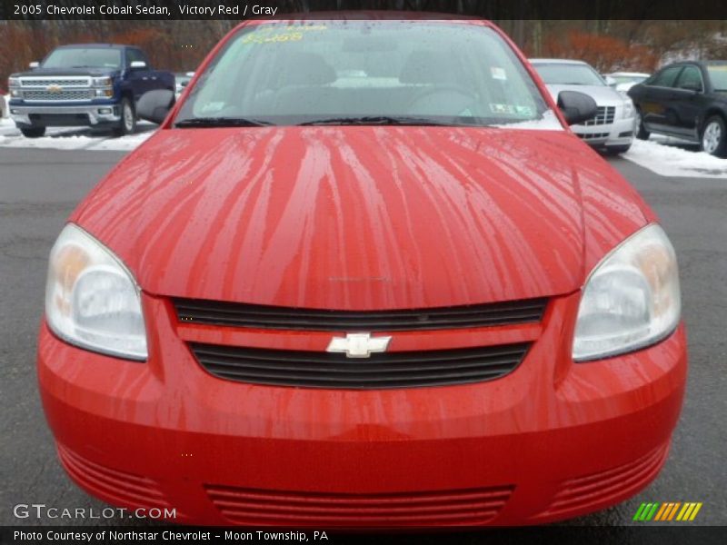 Victory Red / Gray 2005 Chevrolet Cobalt Sedan