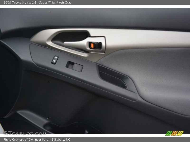 Super White / Ash Gray 2009 Toyota Matrix 1.8