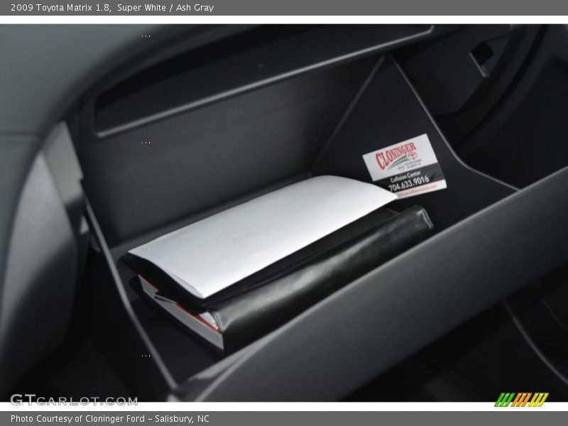 Super White / Ash Gray 2009 Toyota Matrix 1.8