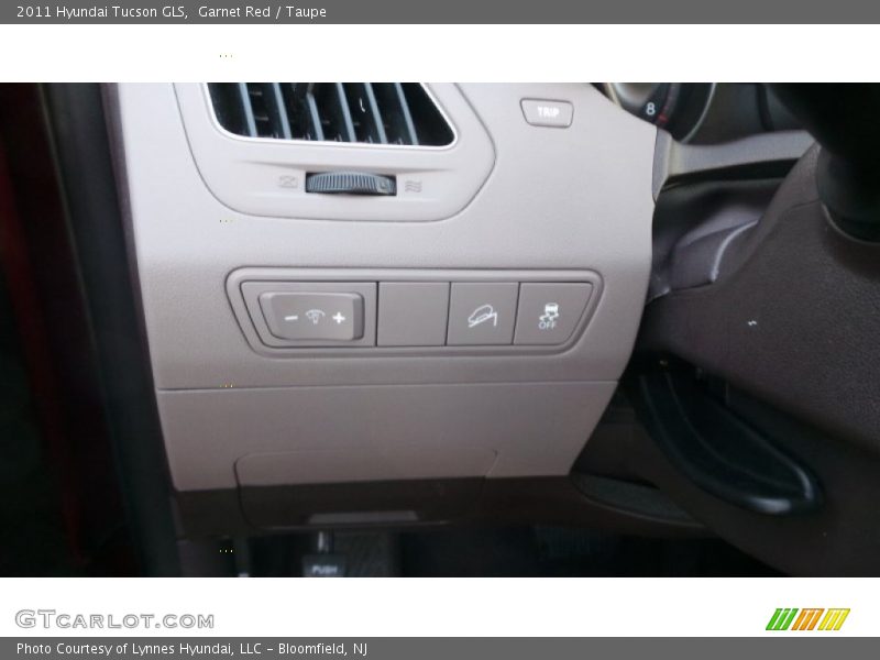 Garnet Red / Taupe 2011 Hyundai Tucson GLS