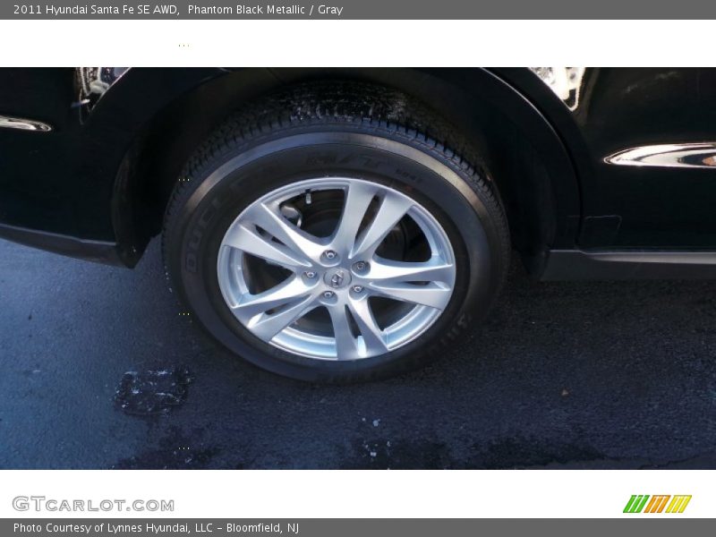 Phantom Black Metallic / Gray 2011 Hyundai Santa Fe SE AWD