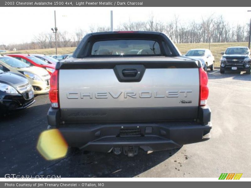 Light Pewter Metallic / Dark Charcoal 2003 Chevrolet Avalanche 1500 4x4