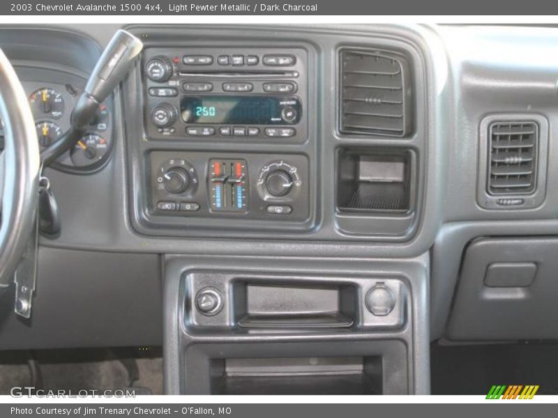 Light Pewter Metallic / Dark Charcoal 2003 Chevrolet Avalanche 1500 4x4