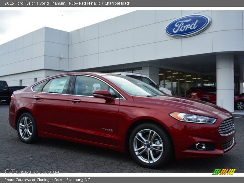 Front 3/4 View of 2015 Fusion Hybrid Titanium