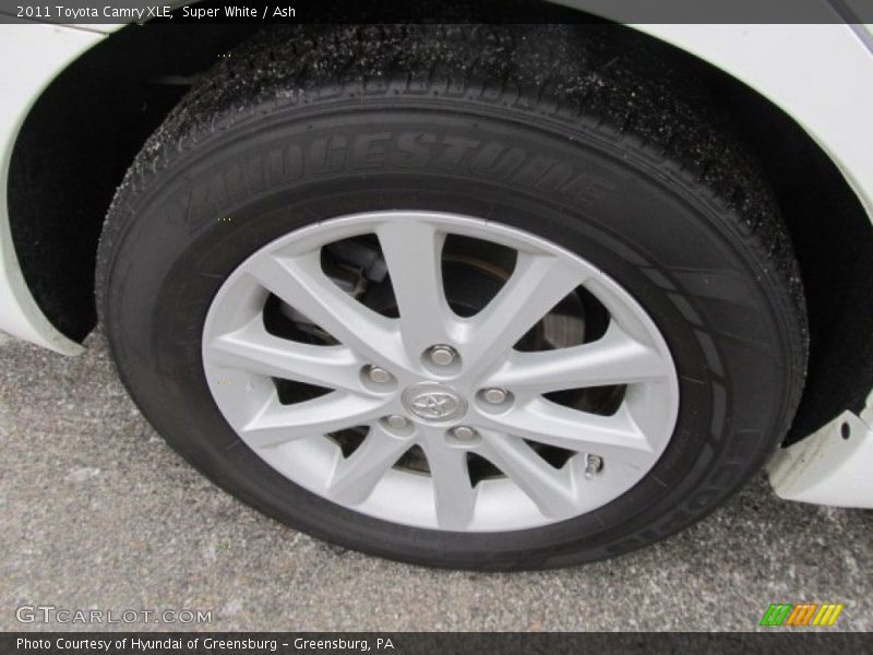 Super White / Ash 2011 Toyota Camry XLE