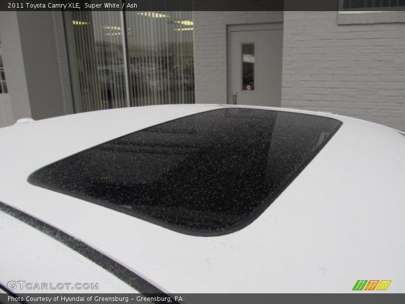 Super White / Ash 2011 Toyota Camry XLE