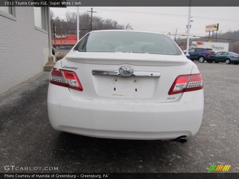 Super White / Ash 2011 Toyota Camry XLE
