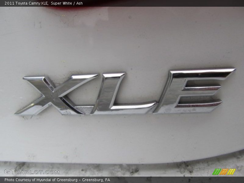 Super White / Ash 2011 Toyota Camry XLE