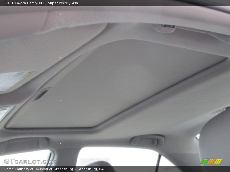 Super White / Ash 2011 Toyota Camry XLE