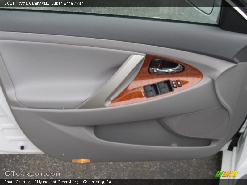 Super White / Ash 2011 Toyota Camry XLE