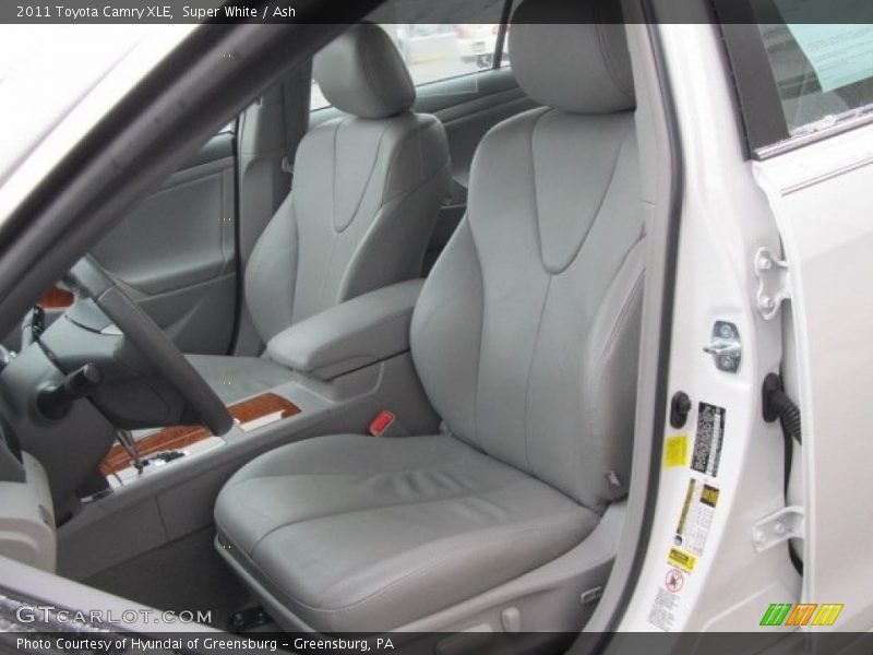 Super White / Ash 2011 Toyota Camry XLE