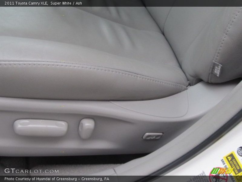 Super White / Ash 2011 Toyota Camry XLE