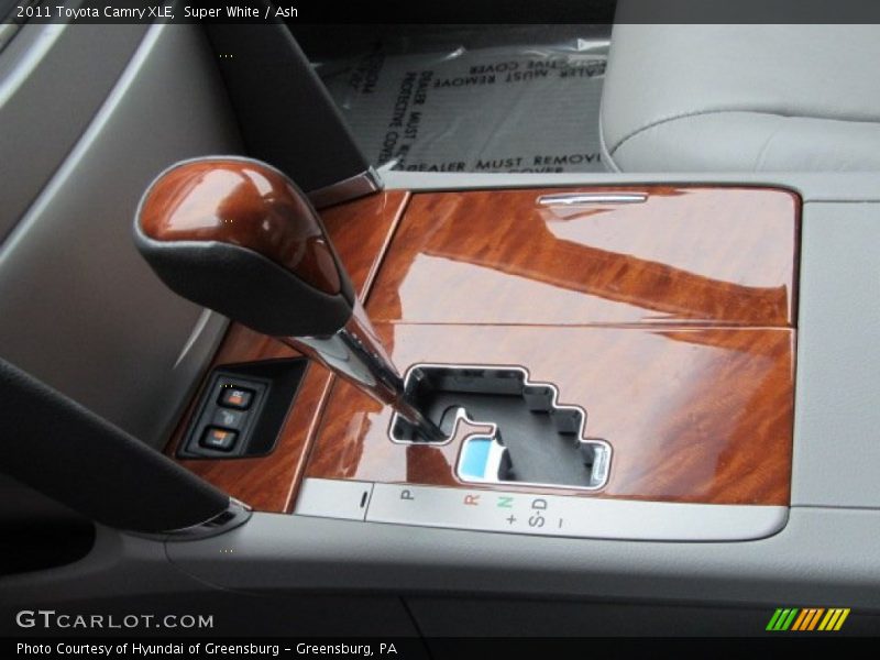 Super White / Ash 2011 Toyota Camry XLE