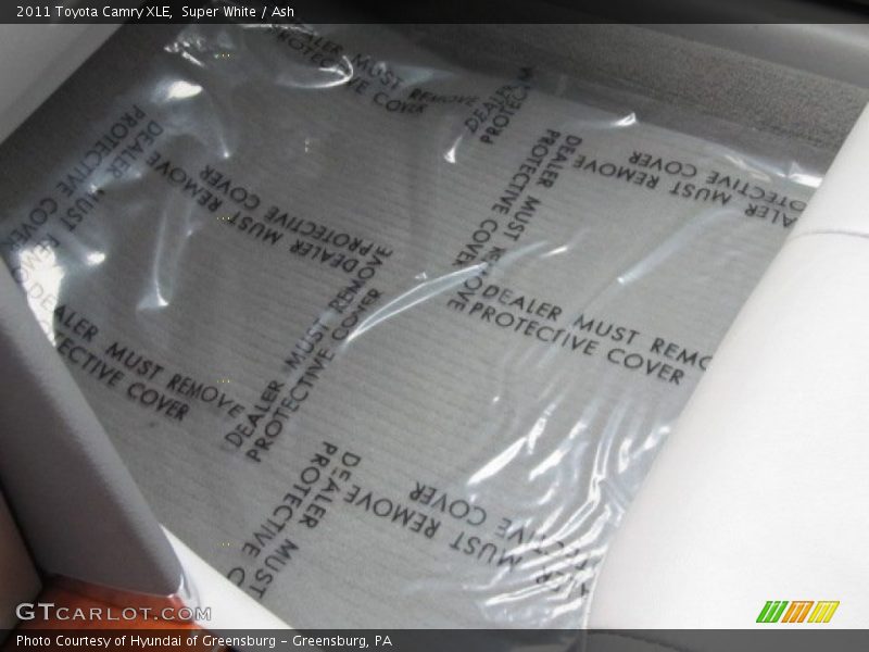 Super White / Ash 2011 Toyota Camry XLE