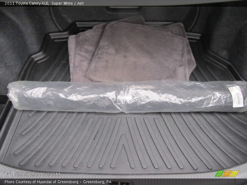 Super White / Ash 2011 Toyota Camry XLE